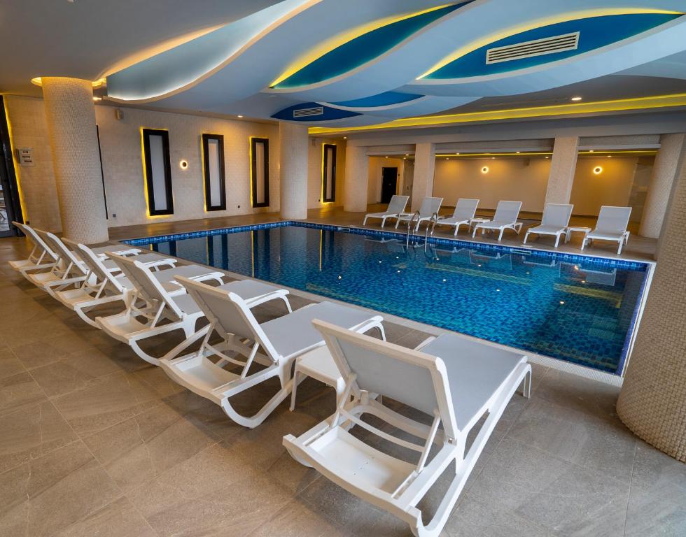 Mūsdienīgs iekštelpu baseins ar saulessargiem CAMPUS HILL HOTEL