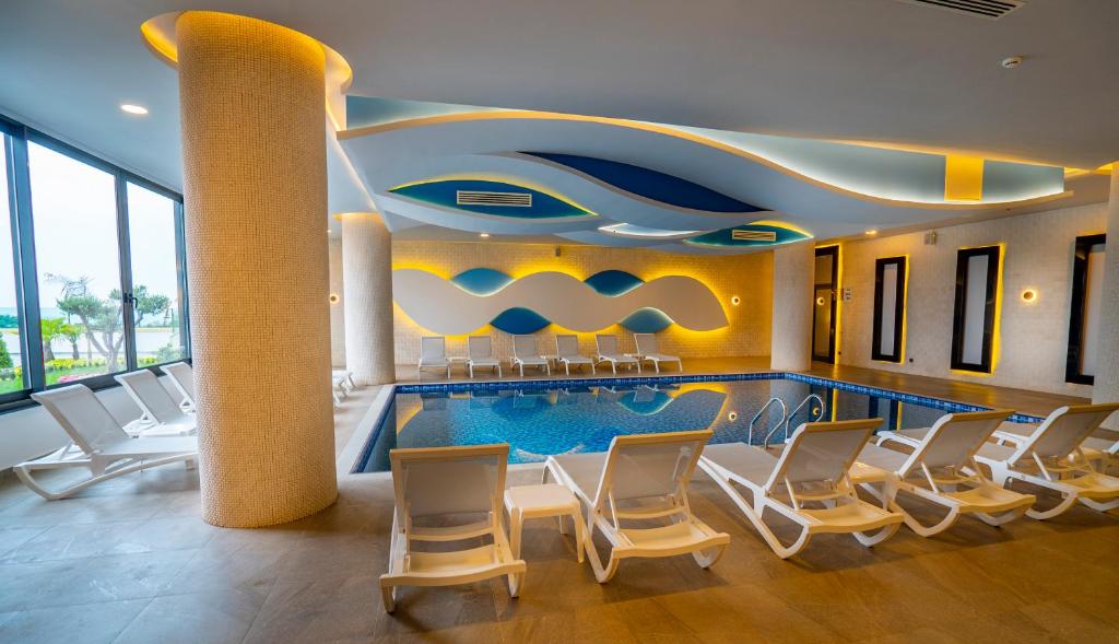 Iekštelpu baseins ar saulessargiem CAMPUS HILL HOTEL