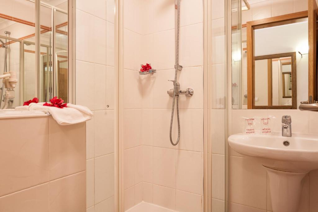 Vannas istaba ar dušu un sarkaniem ziediem Pestana Palm Gardens Ocean & Golf Villas