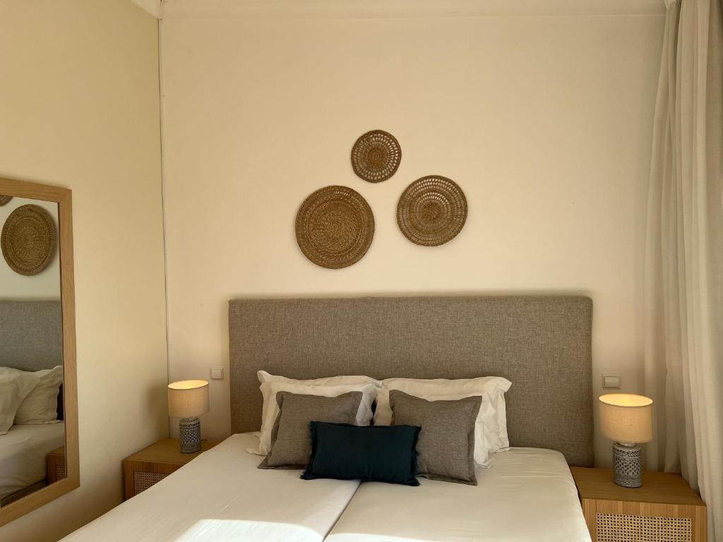 Mūsdienīgs numurs Pestana Palm Gardens Ocean & Golf Villas ar gultu un dekoratīviem elementiem.