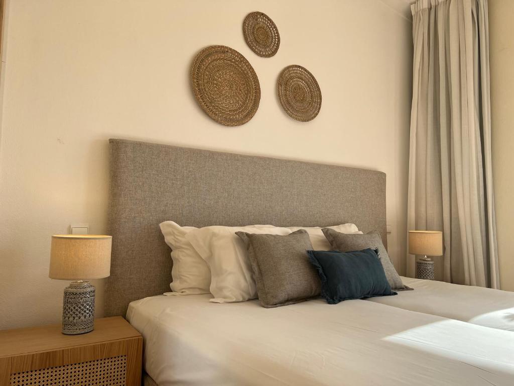 Moderns numurs Pestana Palm Gardens Ocean & Golf Villas ar ērtu gultu un dekoratīviem spilveniem.