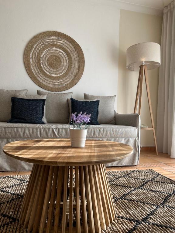 Mūsdienīgs viesnīcas numurs Pestana Palm Gardens Ocean & Golf Villas ar dīvānu un galdu.