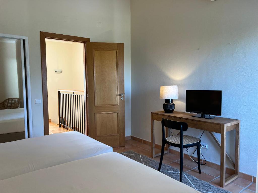 Numurs viesnīcā Pestana Palm Gardens Ocean & Golf Villas ar televizoru un rakstāmgaldu.