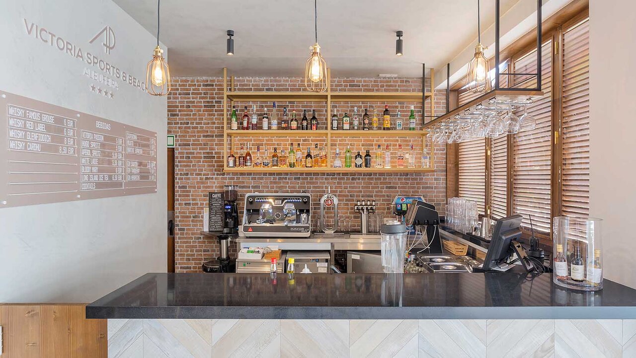 Moderns AP Victoria Sport & Beach Hotel bārs ar plašu dzērienu klāstu un kafijas automātu.