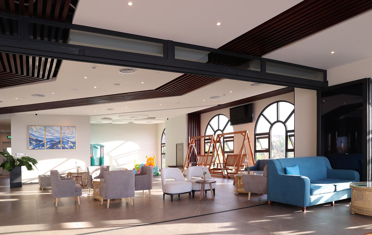 Vipol Muine Hotel & Spa modernā atpūtas telpa ar bērnu zonu.