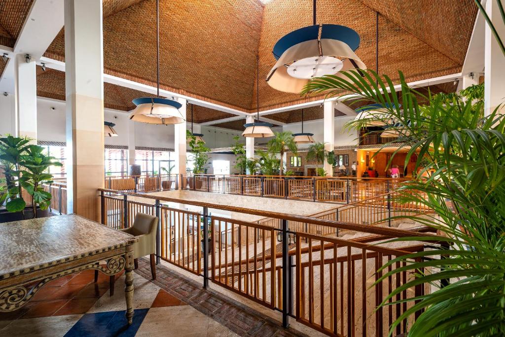 Eleganta interjera Grande Real Santa Eulalia Resort & Hotel Spa ar augiem un plašām telpām.