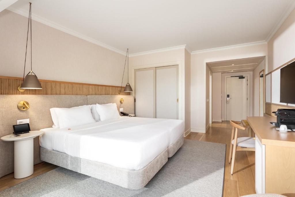 Mūsdienīgs numurs Grande Real Santa Eulalia Resort & Hotel Spa ar divguļamo gultu.