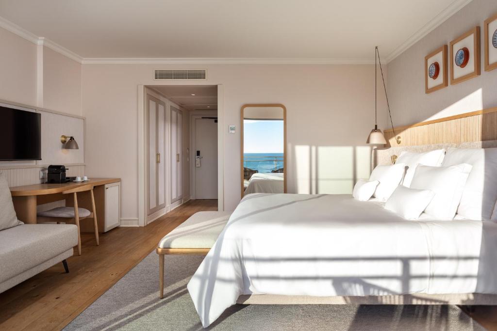 Mūsdienīgs numurs ar skatu uz jūru hotelī Grande Real Santa Eulalia Resort & Hotel Spa.