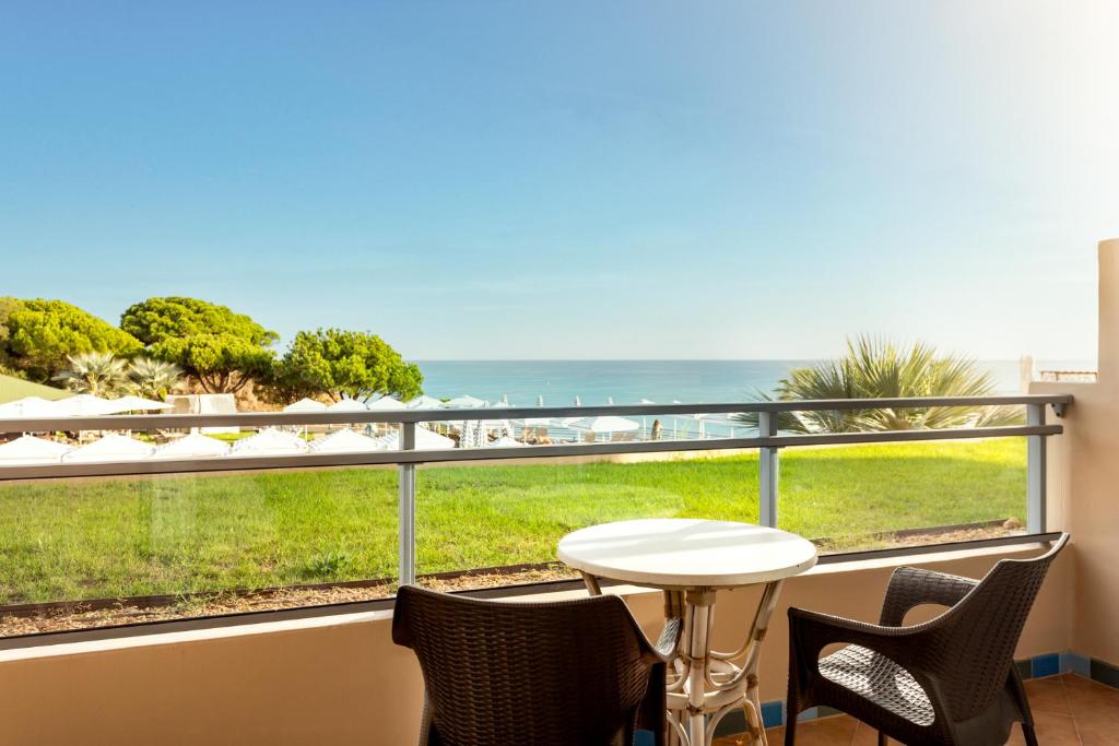 Skats no balkona uz jūru pie Grande Real Santa Eulalia Resort & Hotel Spa.