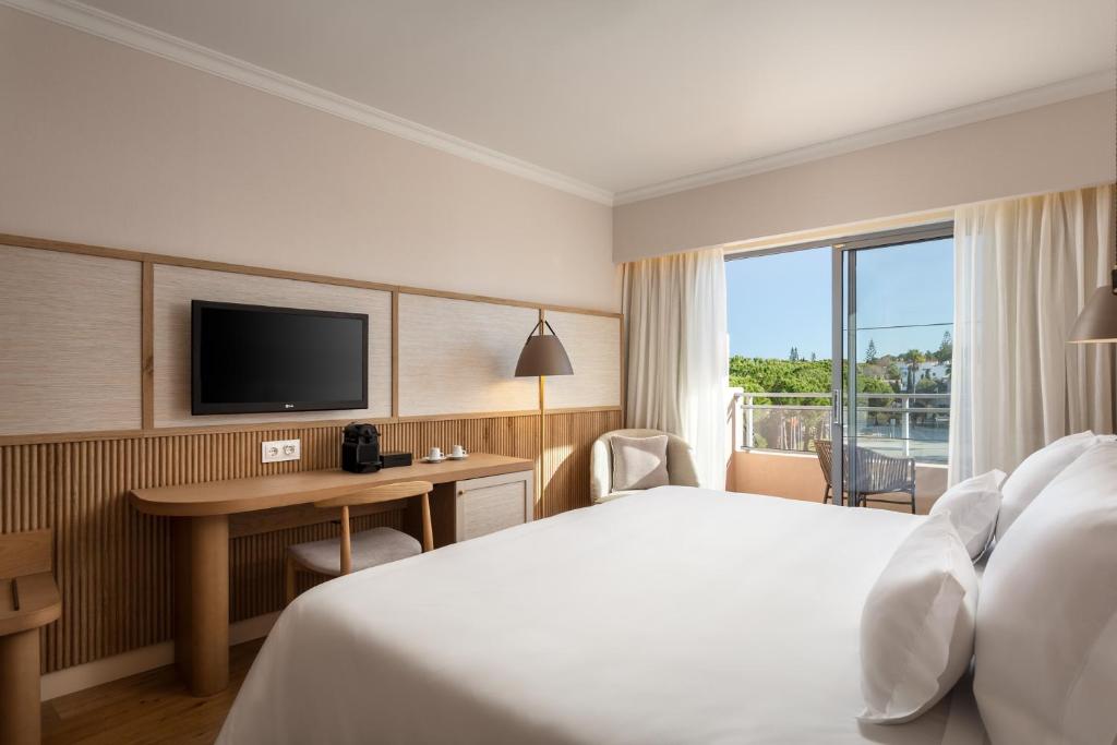 Liela gulta un moderna interjers numurā Grande Real Santa Eulalia Resort & Hotel Spa