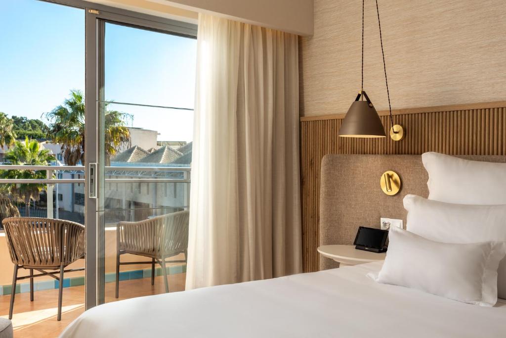 Mūsdienīgs numurs ar balkonu viesnīcā Grande Real Santa Eulalia Resort & Hotel Spa.