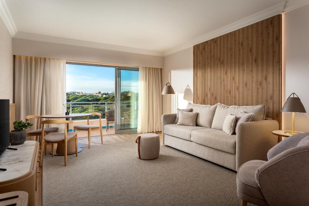 Liels un mūsdienīgs viesnīcas numurs ar terasi pie viesnīcas Grande Real Santa Eulalia Resort & Hotel Spa