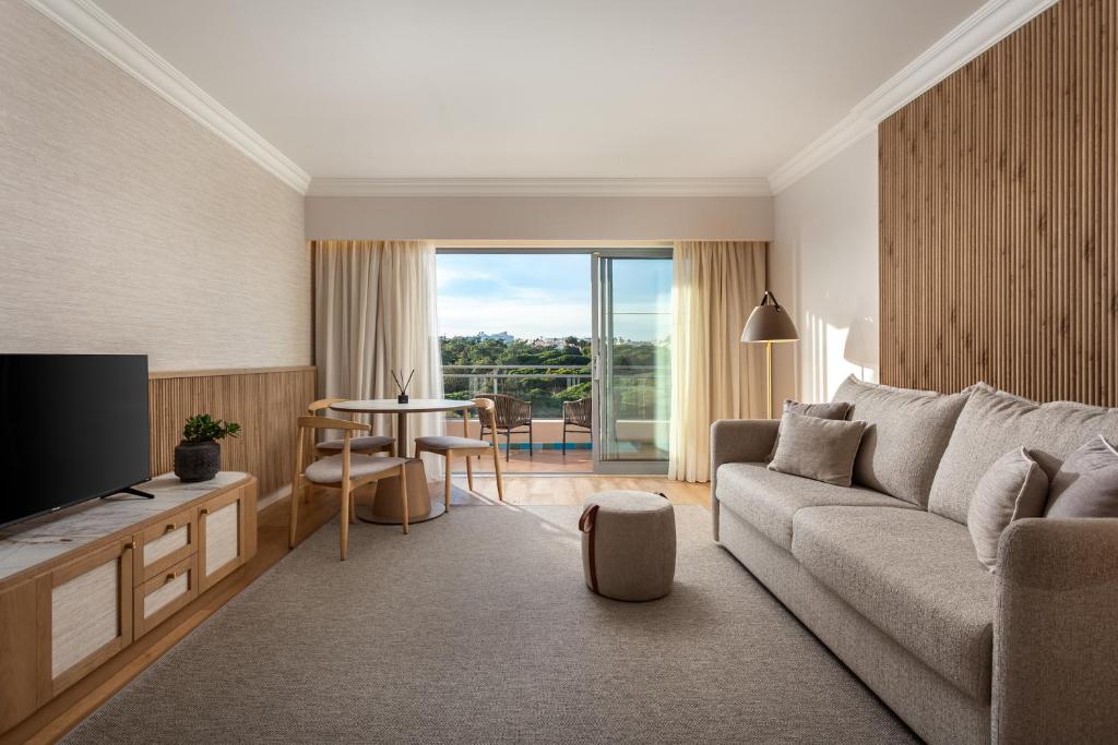 Mūsdienīgs viesnīcas numurs ar skatu uz dabu, Grande Real Santa Eulalia Resort & Hotel Spa.