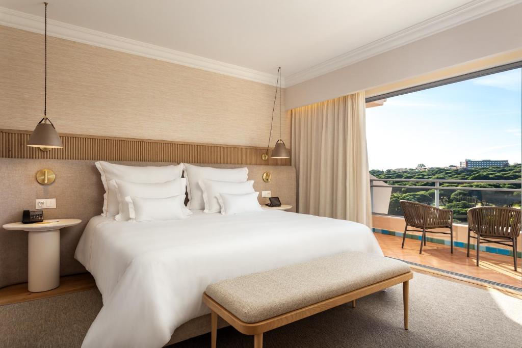 Numurs ar divguļamo gultu un balkonu pie hotel Grande Real Santa Eulalia Resort & Hotel Spa