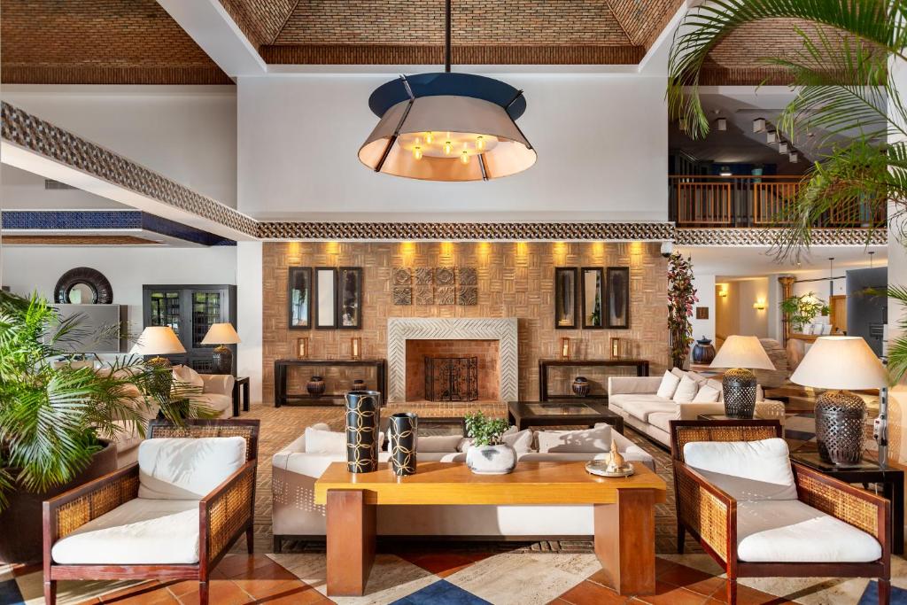 Labi iekārtota viesnīcas Grande Real Santa Eulalia Resort & Hotel Spa halle ar mūsdienīgu dizainu.