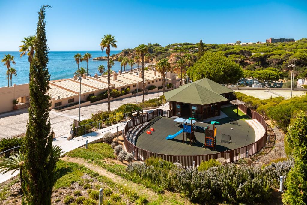 Bērnu rotaļu laukums pie Grande Real Santa Eulalia Resort & Hotel Spa piekrastē.