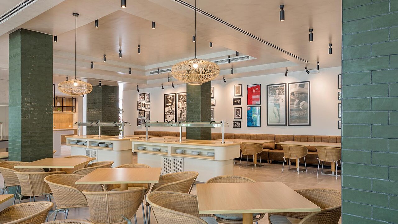 Moderns bufetes restorāns viesnīcā AP Victoria Sport & Beach Hotel ar sporta tēmas fotogrāfijām