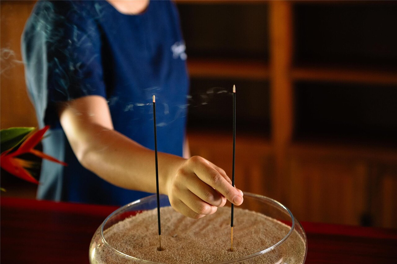 Relaksējošs vīraka rituāls un mierīga gaisotne Kempinski Seychelles Resort spa zonā.