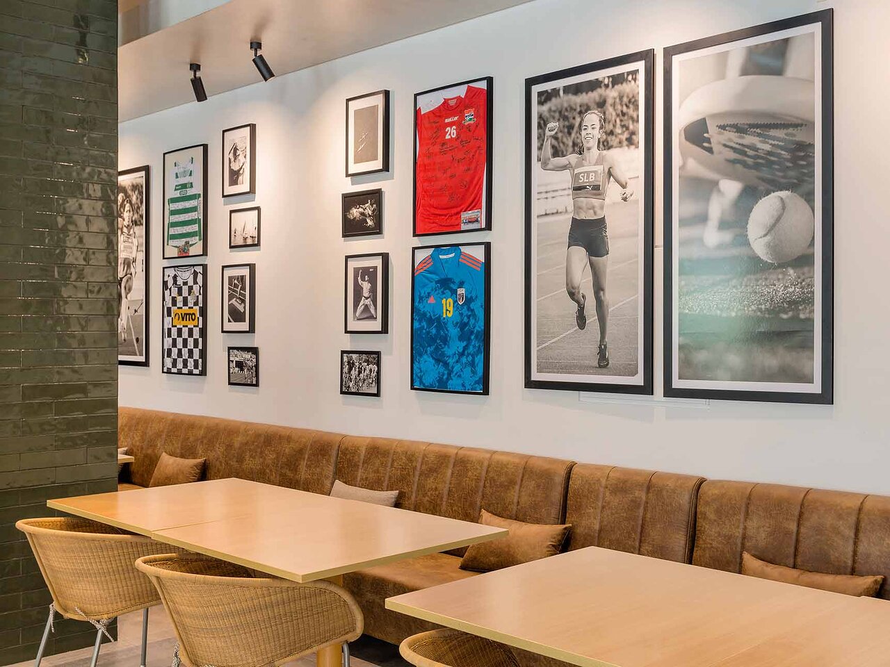 AP Victoria Sport & Beach Hotel restorāna interjers ar sporta krekliem un fotogrāfijām pie sienas