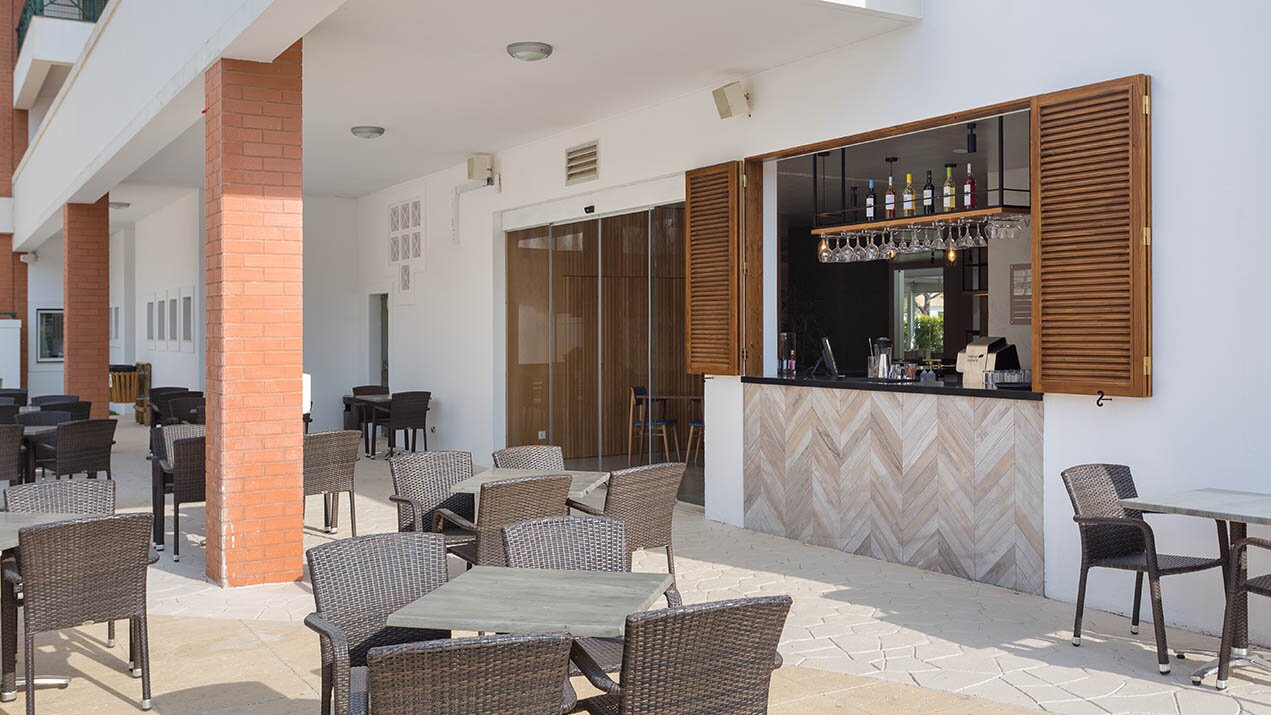 AP Victoria Sport & Beach Hotel āra bāra terase ar ērtiem galdiņiem un atspirdzinošiem dzērieniem.