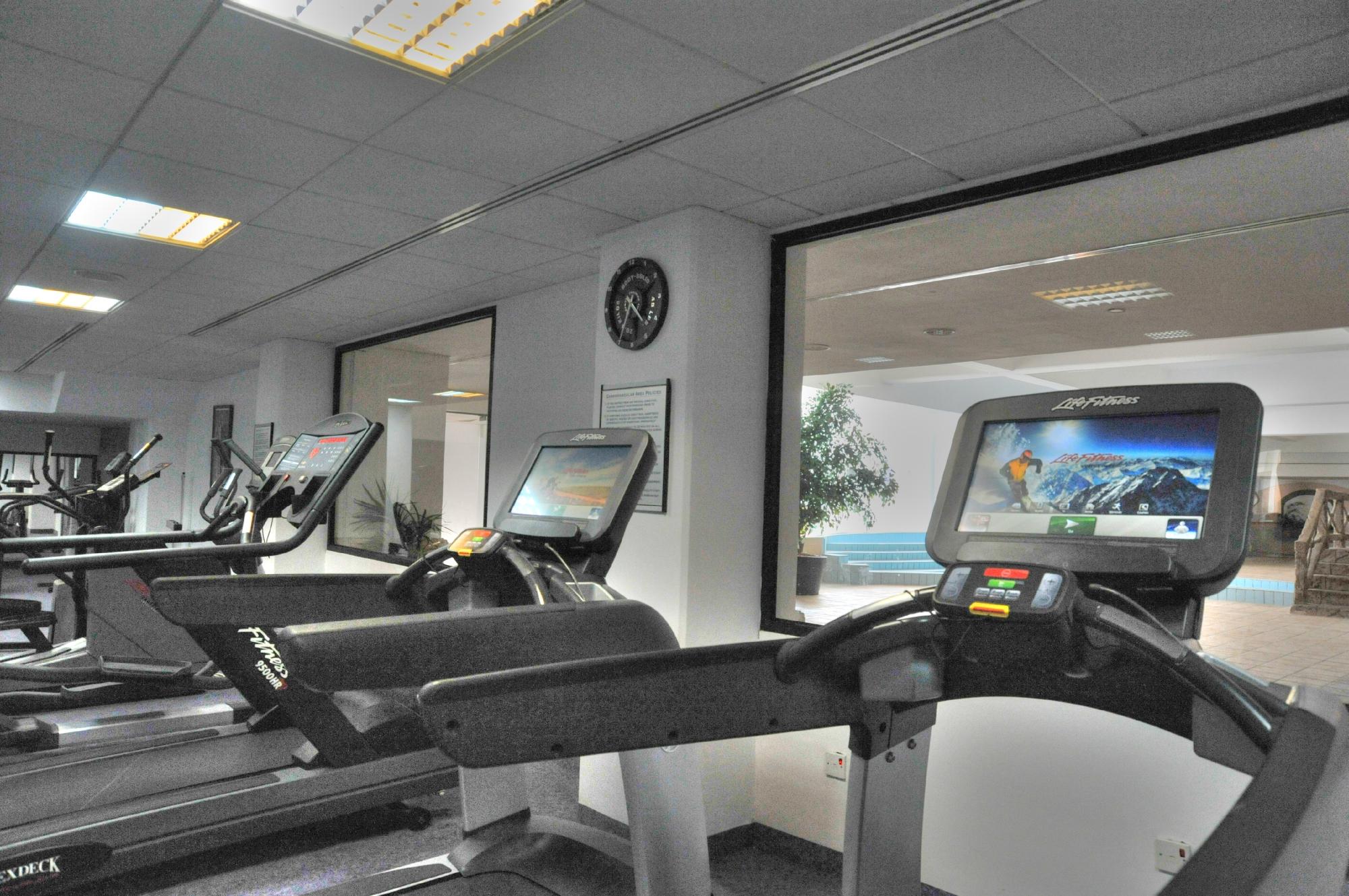 Adams Beach viesnīcas trenažieru zāle ar skrejceliņiem.