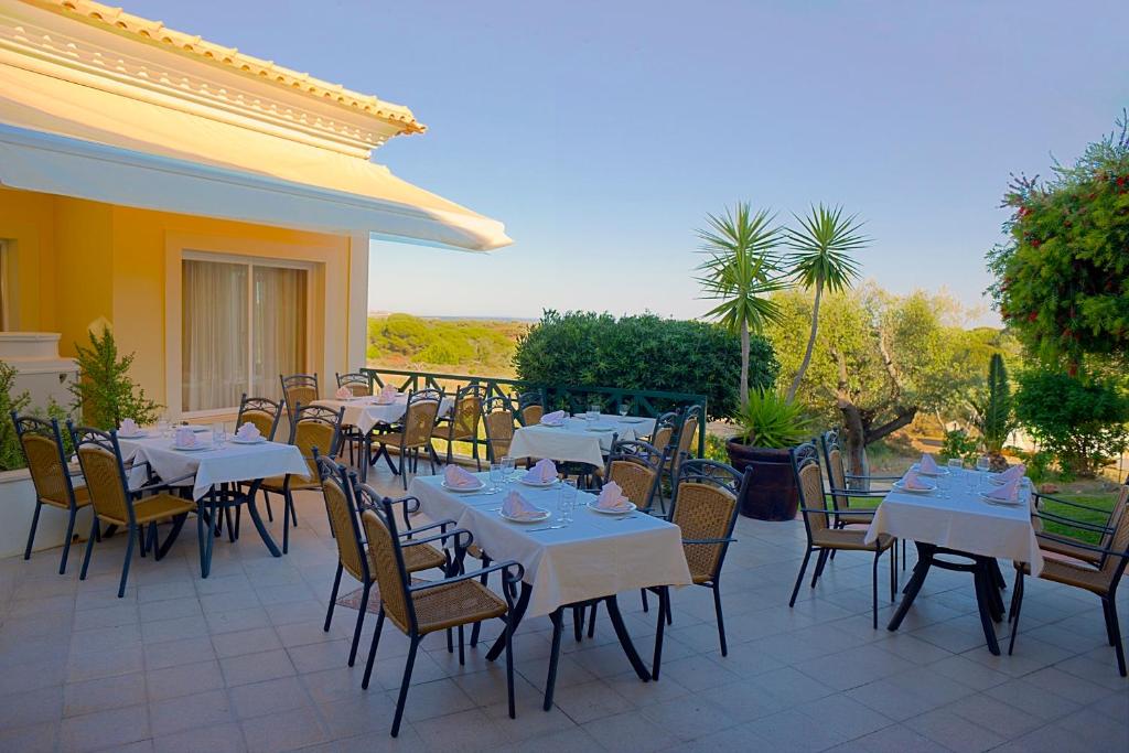 Āra terase ar galdiem un krēsliem pie AP Adriana Beach Resort