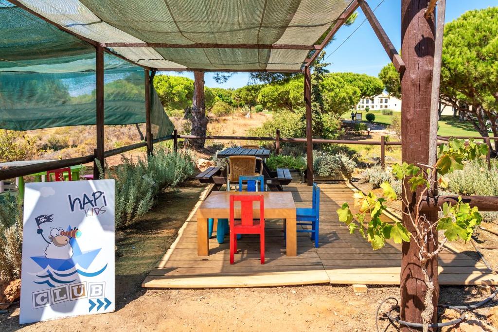 Bērnu klubs pie AP Adriana Beach Resort ar krāsainām mēbelēm.