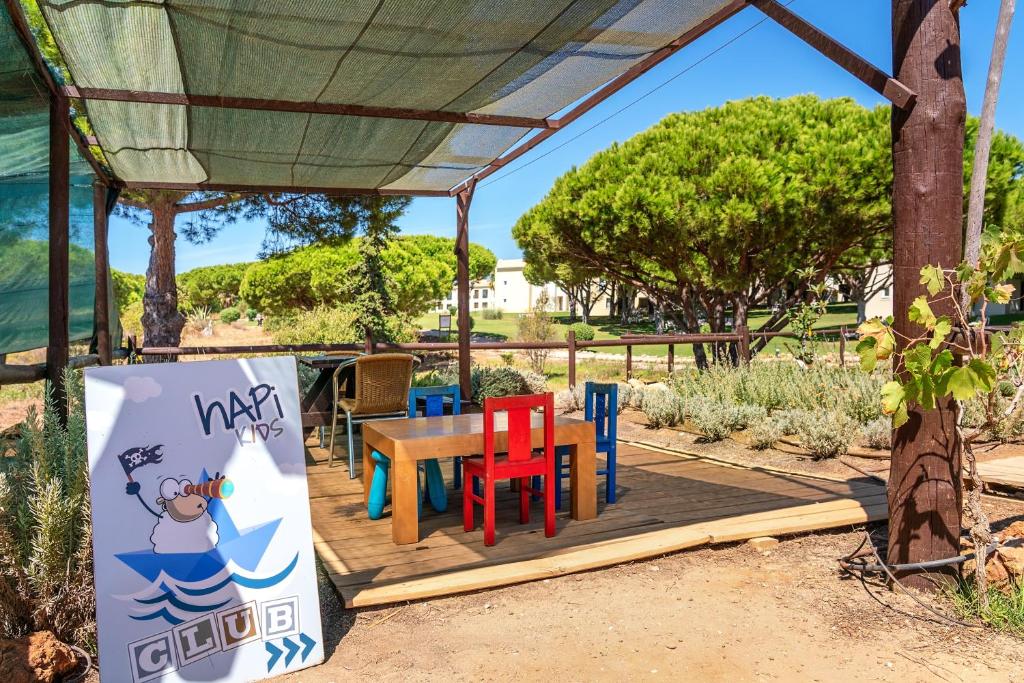 Bērnu klubs NAPI Kids pie AP Adriana Beach Resort ar krāsainām mēbelēm.