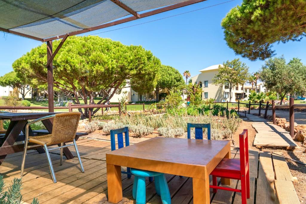 Bērnu spēļu zona pie AP Adriana Beach Resort ar krāsainiem krēsliem.