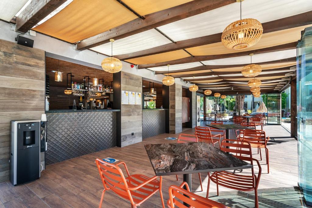 AP Adriana Beach Resort modernais bārs ar terasi un viesmīlīgu atmosfēru.