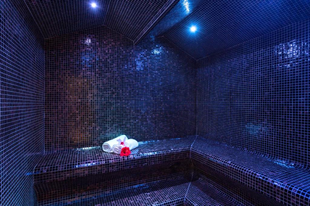 Mūsdienīga tvaika pirts ar zilu apgaismojumu, AP Adriana Beach Resort