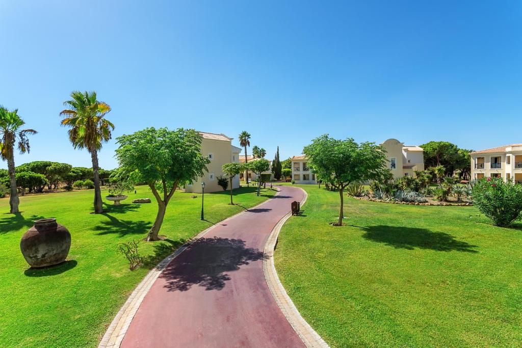 AP Adriana Beach Resort gleznaina ainava ar zaļām pļavām un palmām