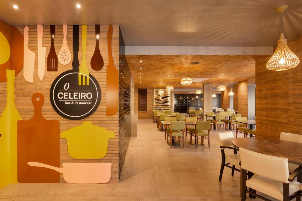 O Celeiro bārs un restorāns AP Adriana Beach Resort ar modernu interjeru.