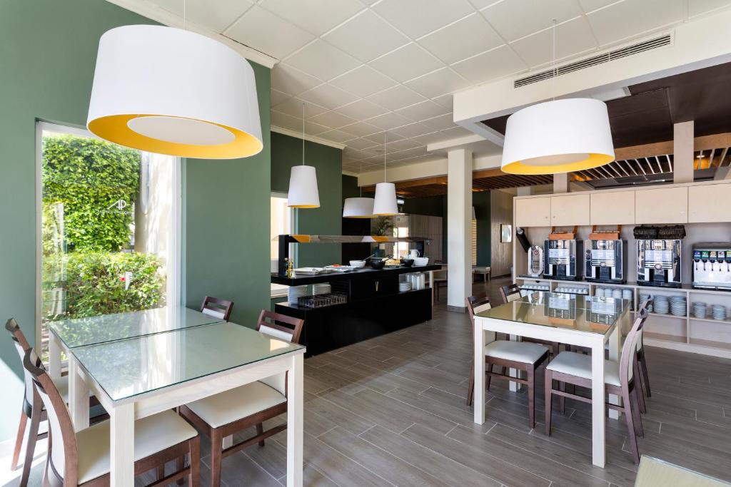 Grezns ēdamistaba ar modernām mēbelēm, AP Adriana Beach Resort