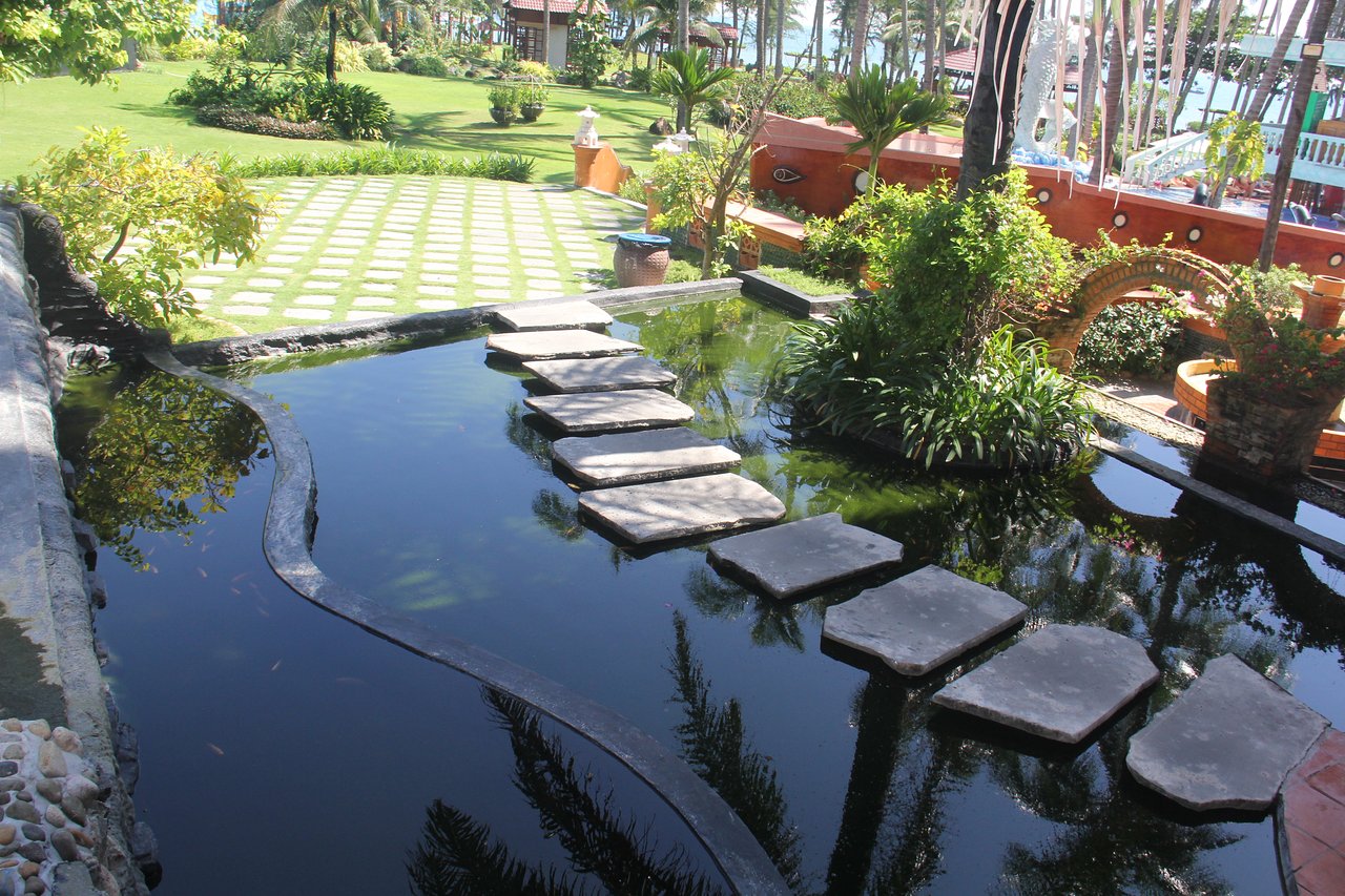 Dārzs ar akmens celiņu pie dīķa Ca Ty Resort.