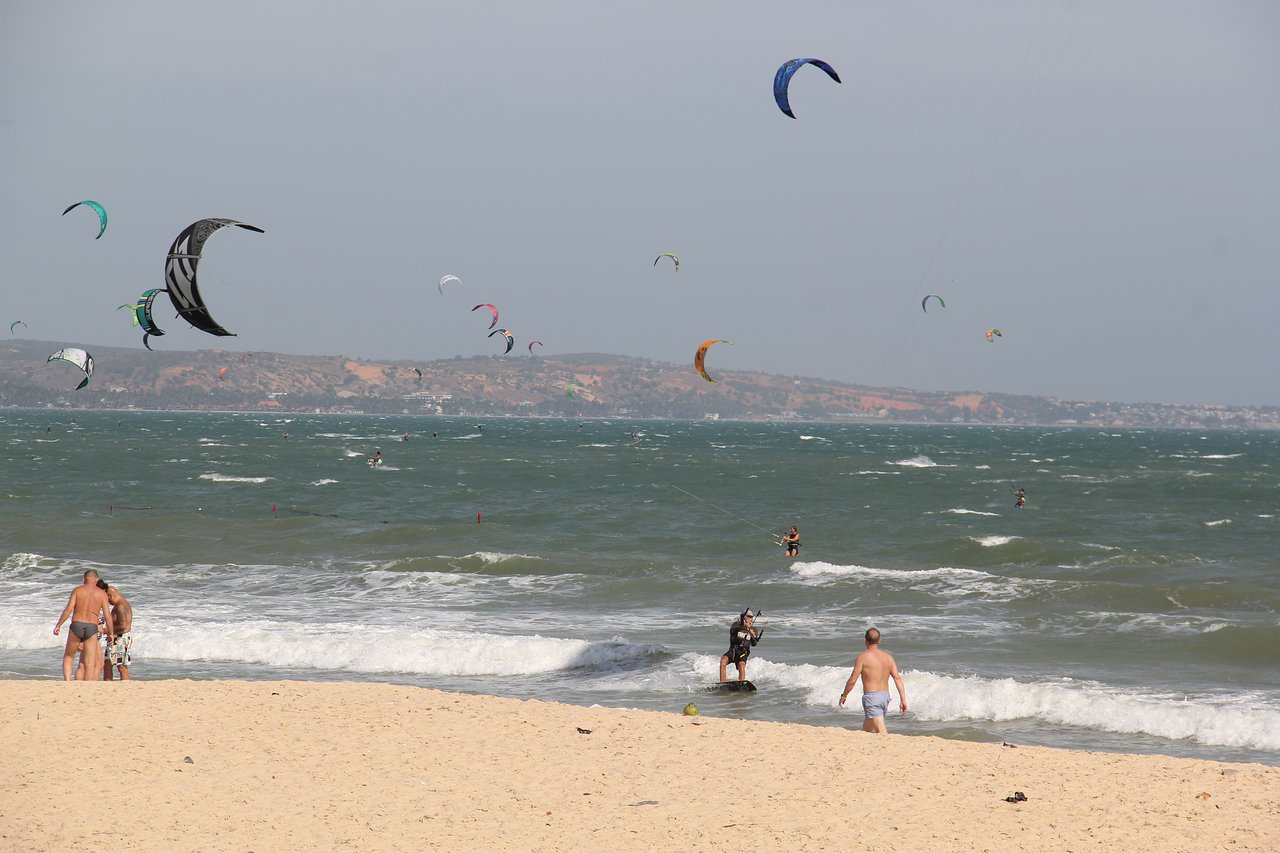 Kaitborda piekraste pie Ca Ty Resort ar daudzkrāsainiem pūķiem.