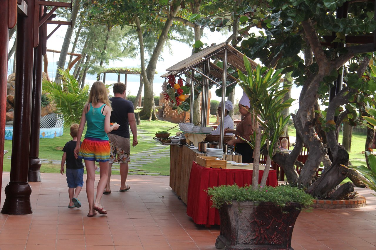 Ca Ty Resort āra bufete dārzā ar kokiem un viesiem.