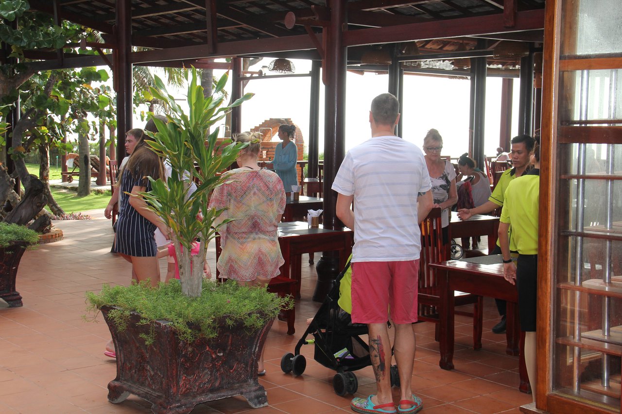 Viesi reģistrējas Ca Ty Resort terasē