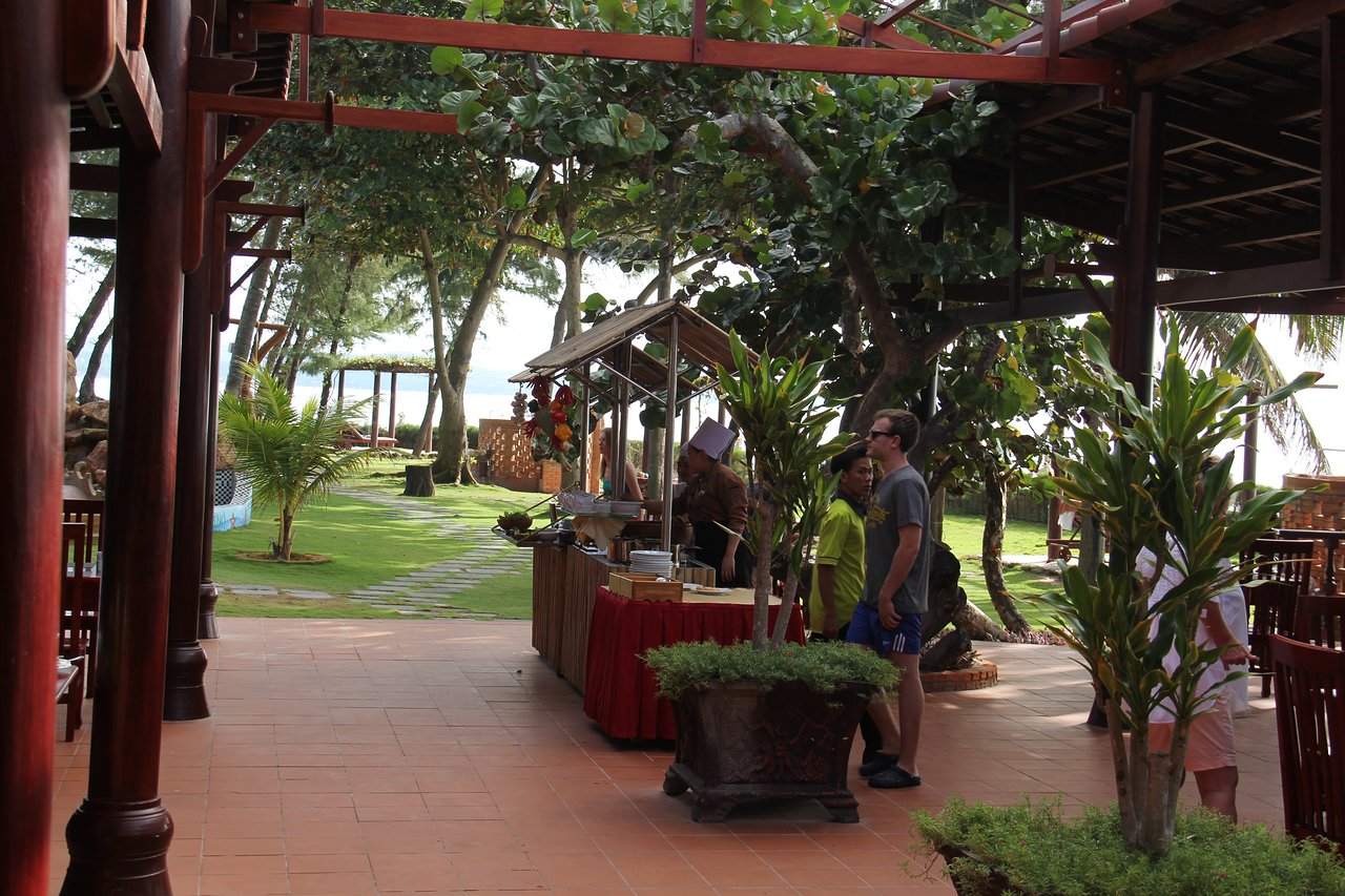 Ca Ty Resort terase ar bufeti un dārzu piekrastē