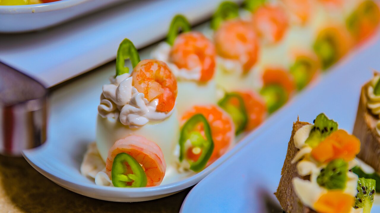 Gardi uzkodu šķīvji Titanic Palace Resort restorānā.