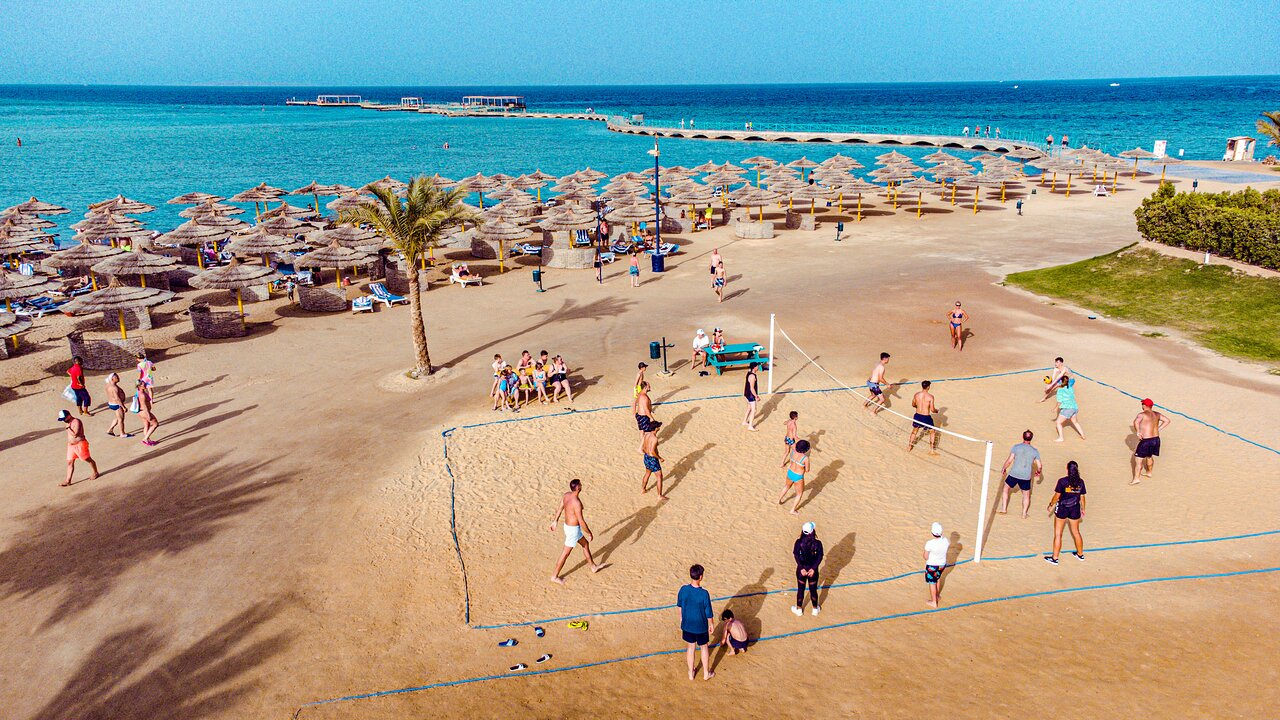 Pludmale ar volejbola laukumu Titanic Palace Resort.