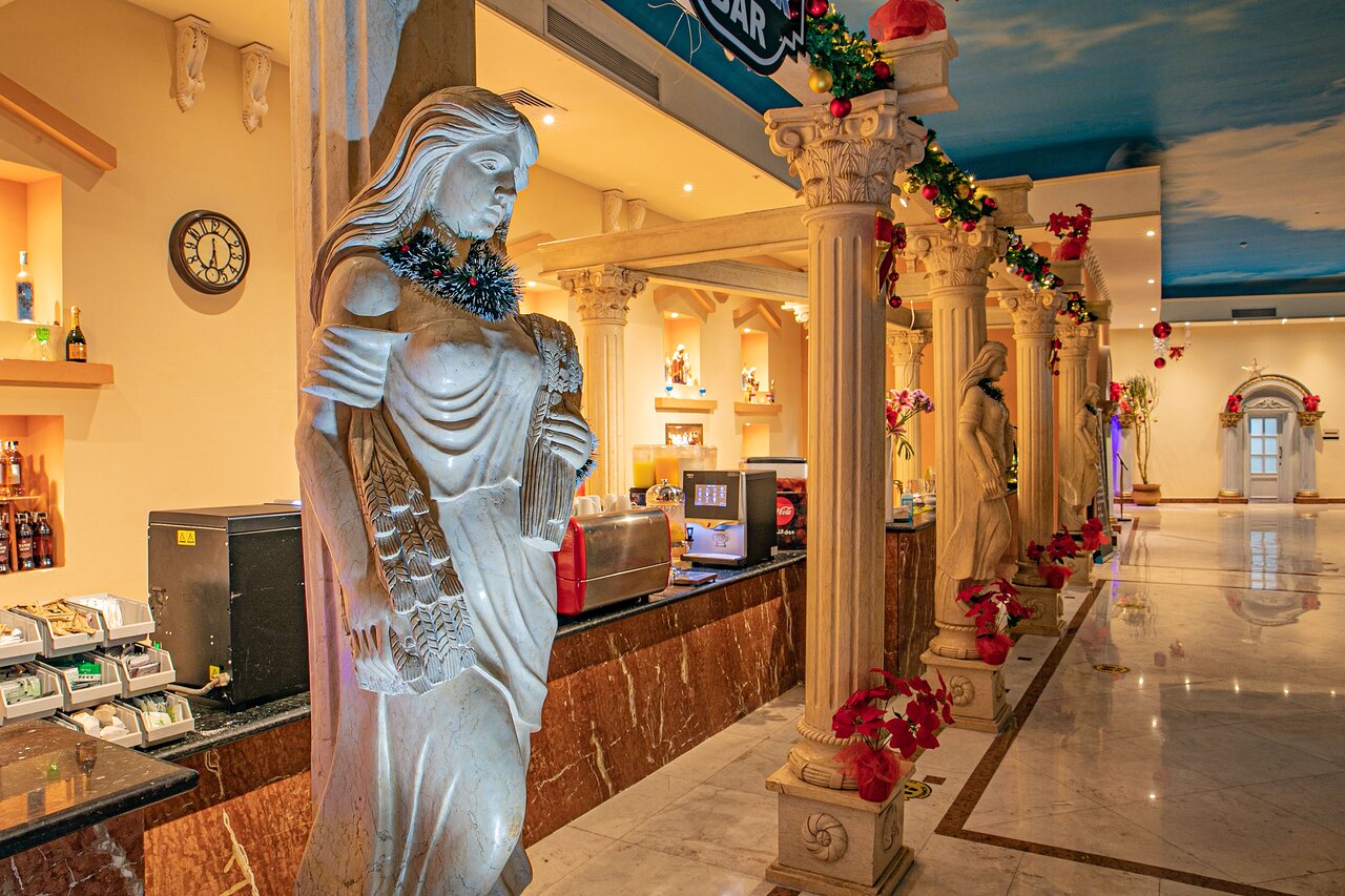 Titanic Palace Resort interjers ar skulptūrām un kolonnām.