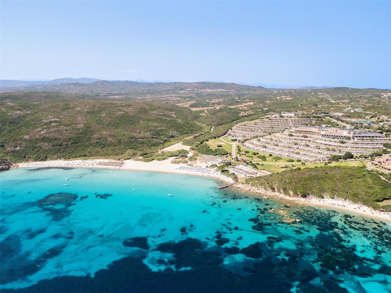 Mangia's Sardinia Resort piekrastē ar skatu uz jūru.