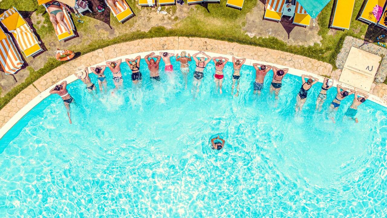 Atpūtnieki pie baseina Titanic Palace Resort