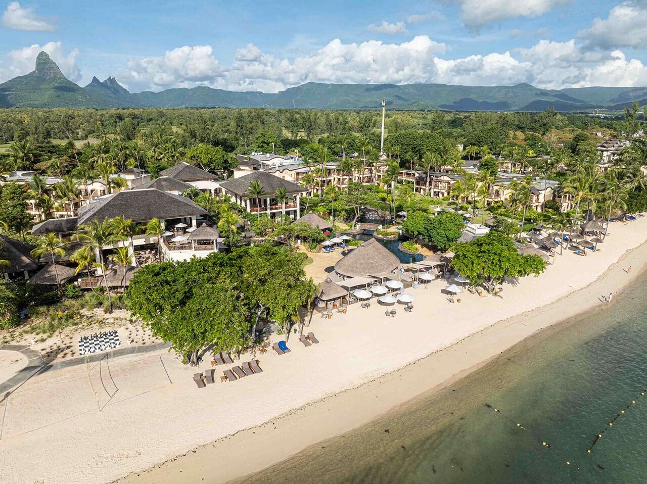 Hilton Mauritius Resort & Spa piekrastes skats ar pludmali un kalniem fonā