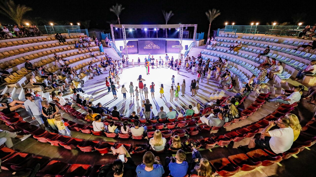 Izrāde amfiteātrī Titanic Palace Resort vakarā