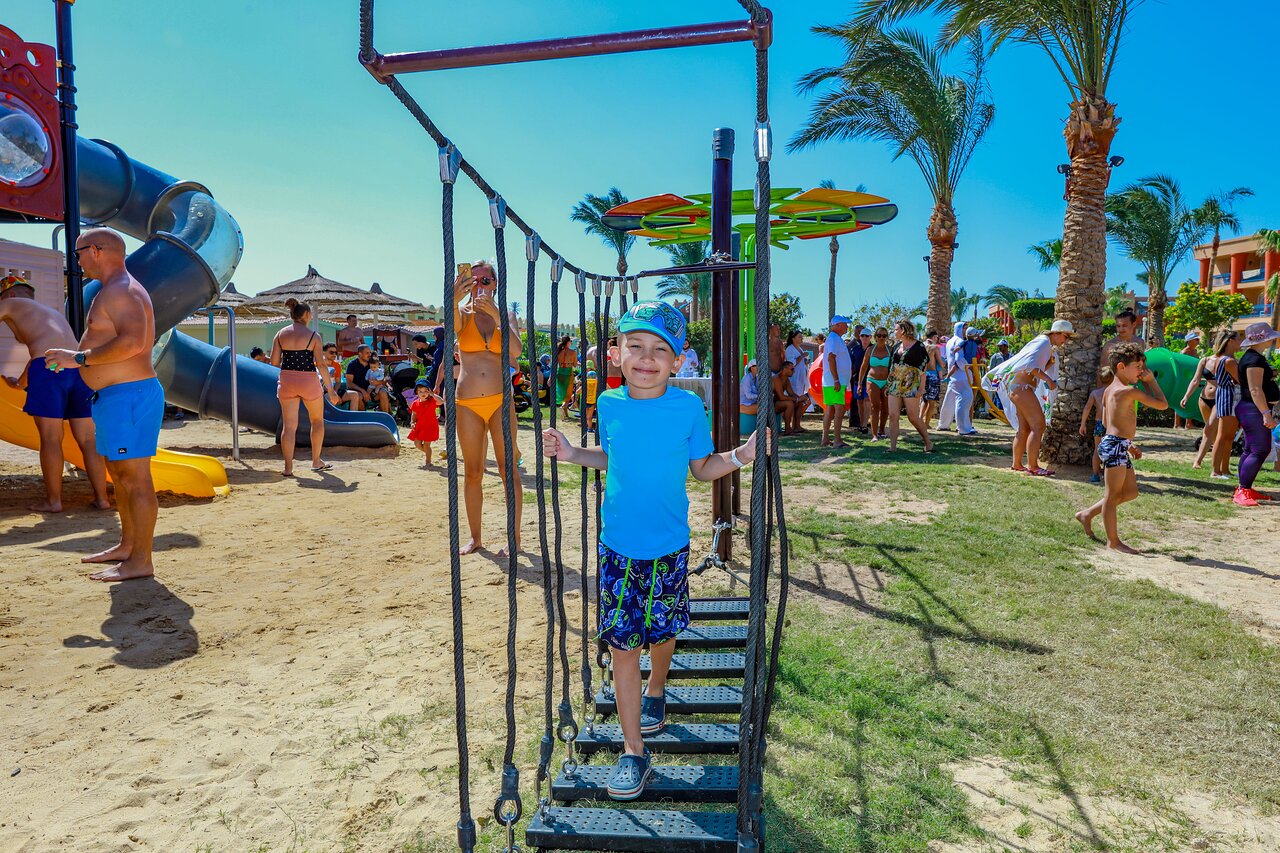 Bērni spēlējas rotaļu laukumā Titanic Palace Resort