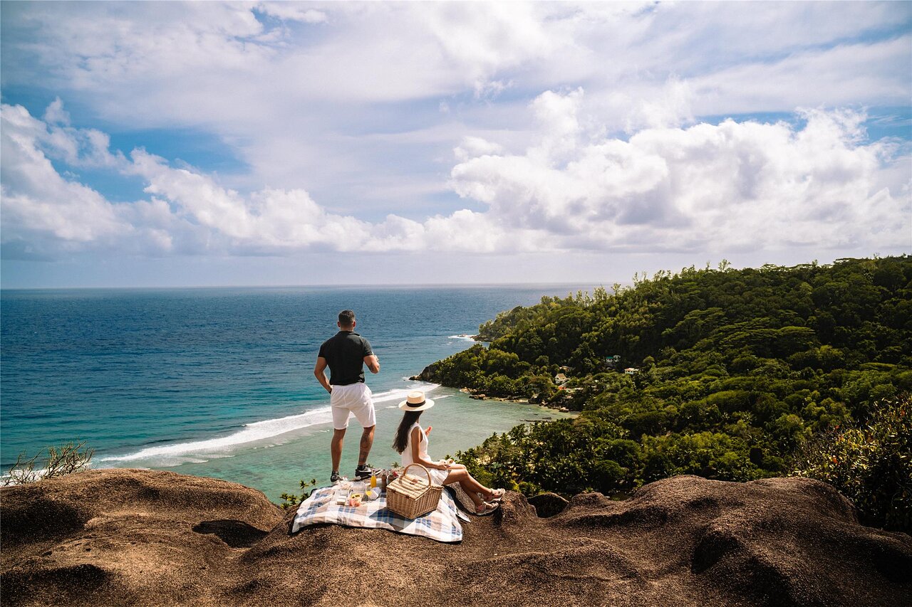 Romantisks pikniks uz klints pie Kempinski Seychelles Resort ar skatu uz okeānu un tropu mežu.