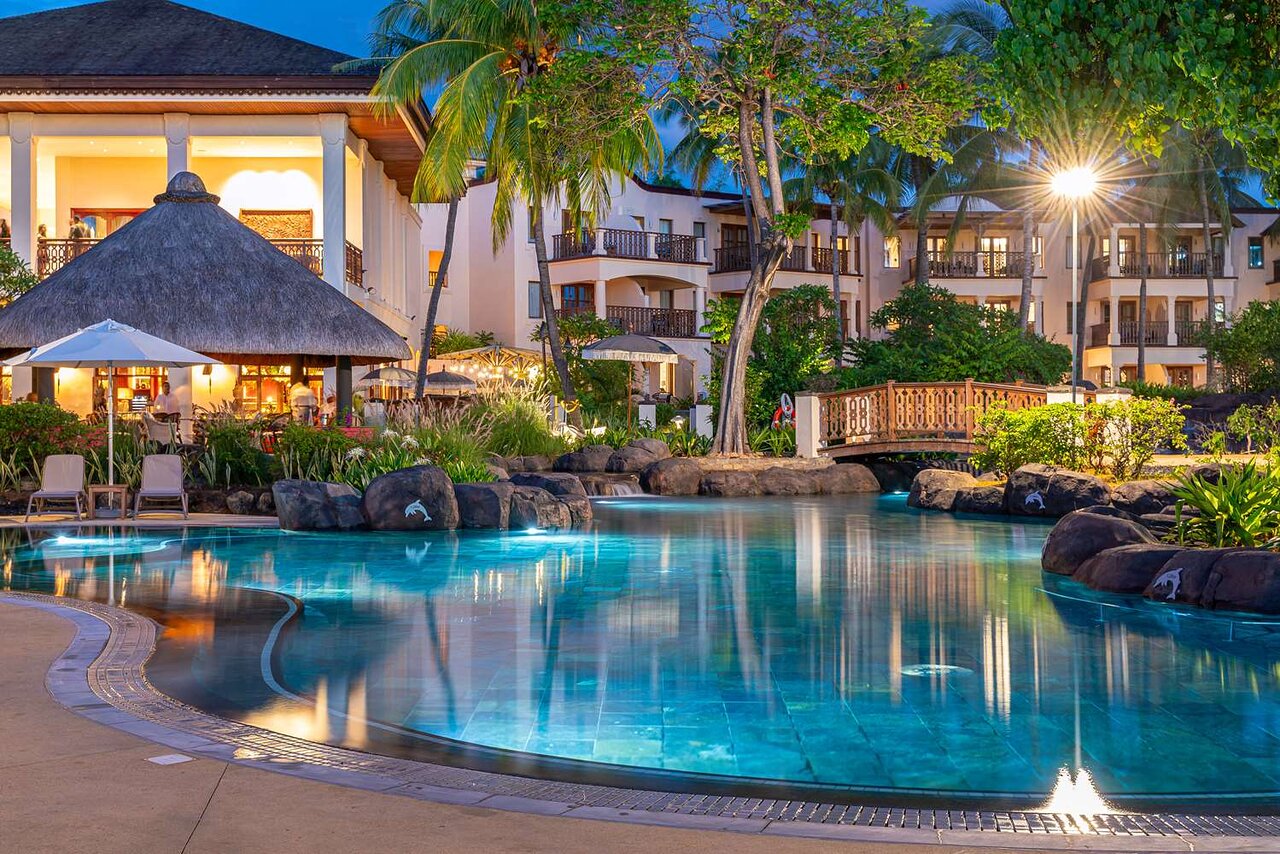 Hilton Mauritius Resort & Spa nakts ainava ar baseinu apgaismojumā