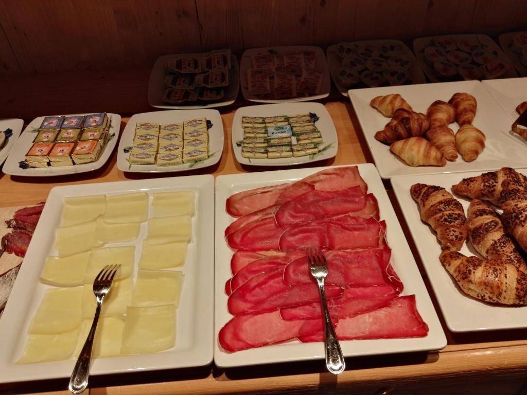 Bufete ar dažādiem sieriem, gaļām un kruasāniem, lai apmierinātu brokastu vēlmes. Iekļauti arī mazi sviestmaižu gabali un dažādas uzkodas.